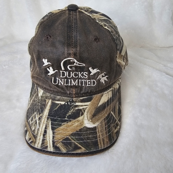 Ducks Unlimited Outdoor Cap Green Camo Ball Cap Hunting Brown Leather Mens Hat - Picture 1 of 10
